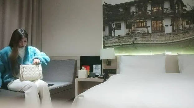 肉肉外围小少妇 吸吮奶子揉捏 镜头前深喉口交 上位骑乘抽插 撞击猛操搞哭了